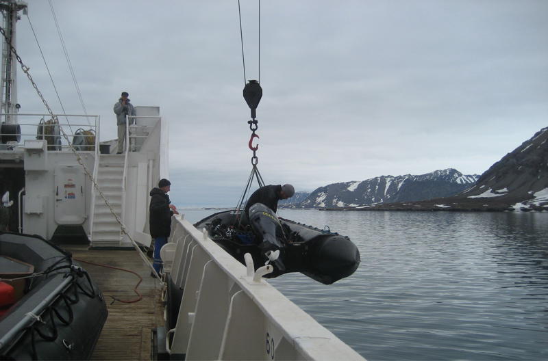The zodiac with the dive guide inside is lifted into the water (picture by Birgit Jaenicke)